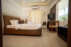 Deluxe-room-2-resize